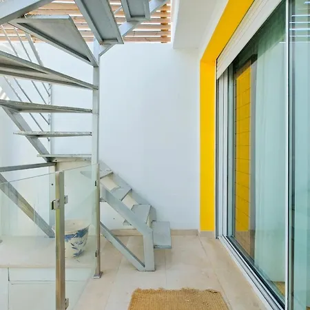 Modern Yellow In Restelo Belem Проживание в семье *